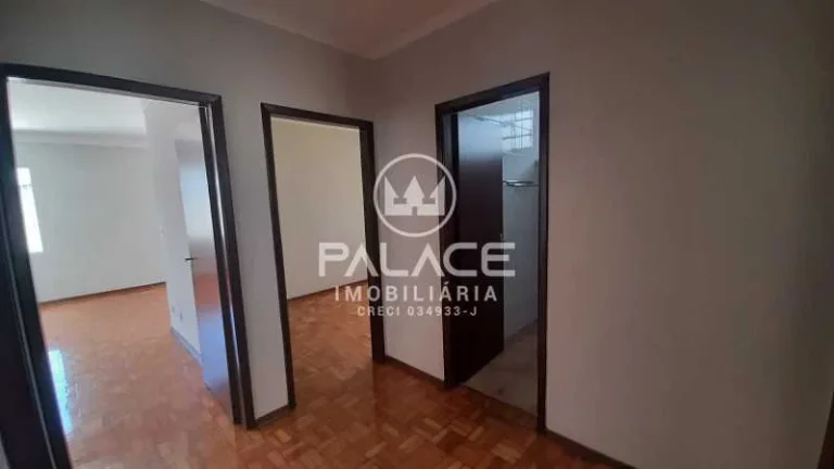 Imagem Esta excelente casa está localizada em um dos bairros mais desejados da cidade, oferecendo conforto...
