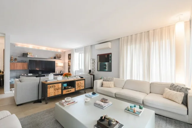 Imagem Apartamento Reformado Pinheiros - 246M², 4 Dorms, 4 Suítes, 4 Vagas Demarcadas, Hidromassagem, Piscina, Despensa, Salão de Festas.
