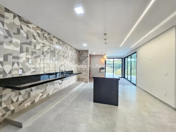 Imagem Moderna e recém-construída, esta casa térrea oferece conforto e elegância em cada detalhe. Com p...
