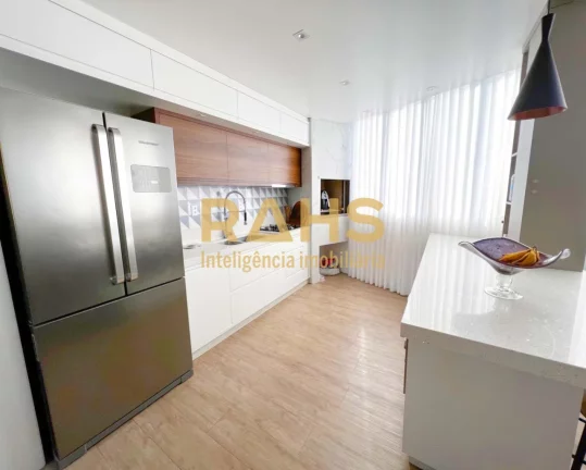 Imagem Para quem busca um bom investimento no bairro Iririu Sobrado possuindo na parte superior : 2 dormitÃ...