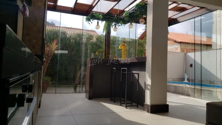 Imagem Residência Colonial de Luxo com Piscina e Espaço para Jogos Imagem Residência Colonial de Luxo com Piscina e Espaço para Jogos