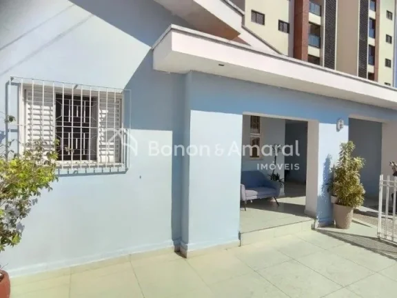 Imagem Casa à venda com 3 dormitórios, ampla sala de estar, cozinha, 2 banheiros (sendo 1 de empregada), ...