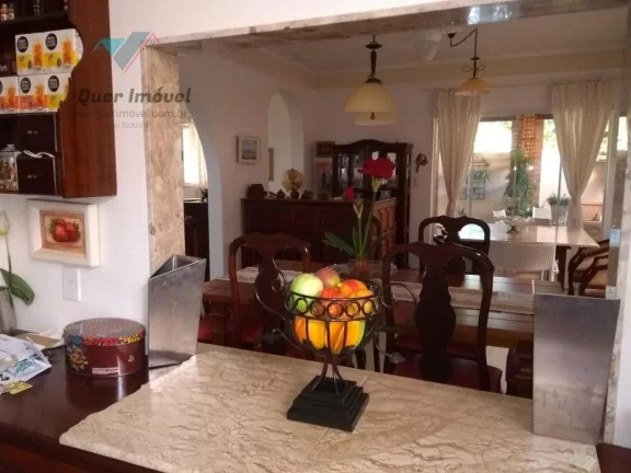 Imagem Luxuosa casa em condomínio à venda em Ribeirão Preto-SP, no bairro Ribeirânia. Condomínio Parque das Figueiras. 4 quartos, 4 suítes, 3 salas, 6 banheiros, 2 vagas de garagem. 320,00 m² de área. Imperdível com a Quer Imóvel Negócios Imobiliários.