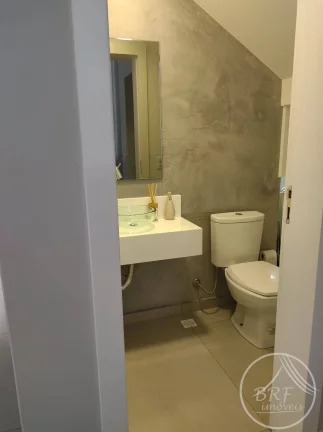 Imagem Vendo casa semi nova em Estreito Florianópolis SC, três suítes, lavabo.