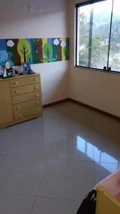 Imagem CASA COM 5 QUARTOS, MUITO PROXIMO AO CENTRO DE NOVA FRIBURGO