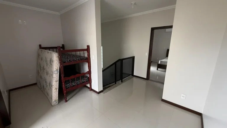 Imagem Casa a 120m do mar com 3 quartos (2 suítes), 209m² de área construída e 251m² de terreno, em Itacolomi, Balneário Piçarras - Adriano Carpes Imóveis vende!