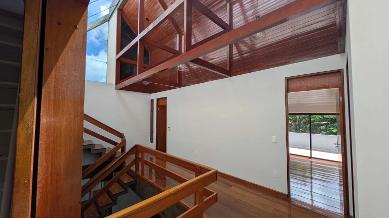 Imagem Casa com 5 dormitórios sendo 3 suítes e 4 vagas de garagem em Florianópolis/SC