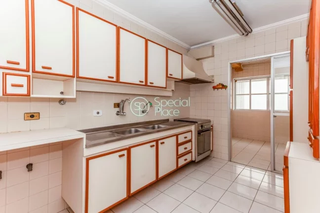 Imagem Apto rico em iluminação natural e repleto de janelas grandes. Vista eterna e para as arvores e o m...