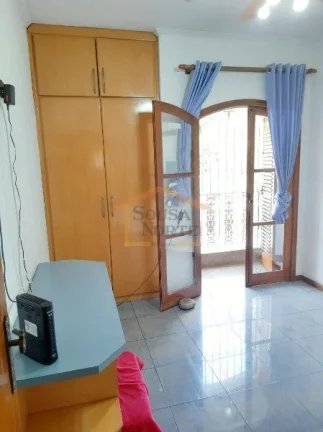 Imagem Sobrado com 208m². O imóvel possui 4 dormitórios, todos mobiliados, sendo 3 suítes, além de sac...