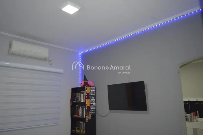 Imagem Linda casa com 3 quartos sendo 1 suíte com banheira de hidromassagem, armário embutido, sala de es...