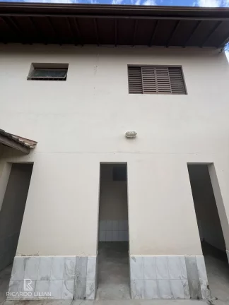 Imagem Casa com um dormitório, sala, cozinha, banheiro, churrasqueira e canil com vários boxes