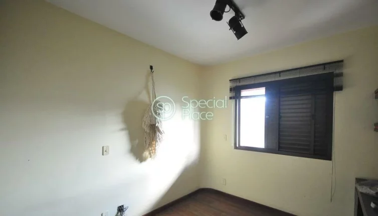 Imagem Amplo apartamento à venda com 6 quartos, sendo 3 suítes, e 6 banheiros no total. Este apartamento ...