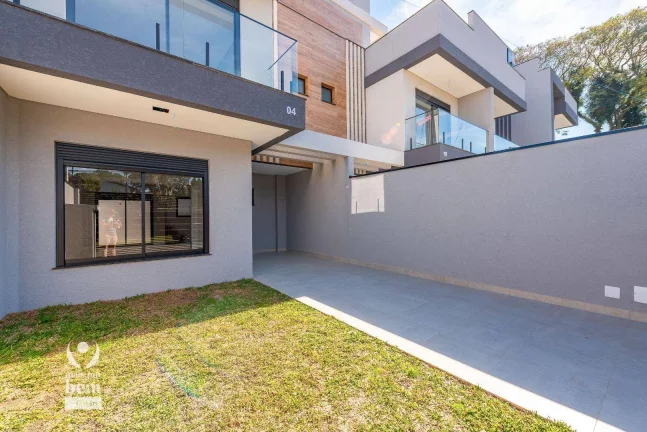 Imagem Sobrado 3 suítes, 165,m², terraço com churrasqueira e 2 vagas de garagem à venda no Água Verde