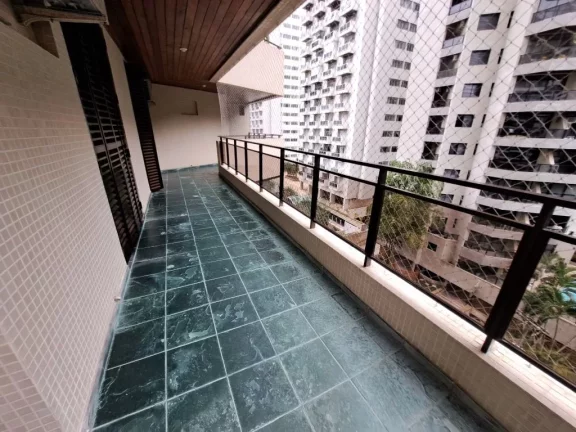 Imagem AMPLO APARTAMENTO COM 4 DORMITÓRIOS, SENDO 3 SUÍTES E O 4º DORMITÓRIO OPCIONAL, 2 VAGAS, VARANDA ESTENDIDA, NA REGIÃO NOBRE DA PITANGUEIRAS NO GUARUJÁ