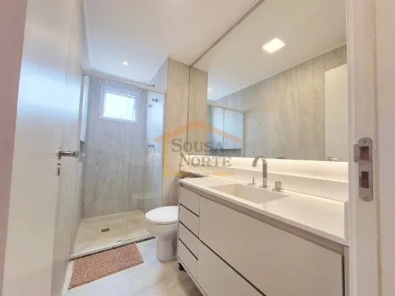 Imagem Apartamento com 135m², em andar alto, com vista livre e ótima iluminação natural. Possui 3 dormi...