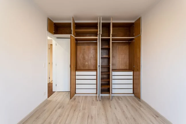 Imagem Apartamento 139M² Reformado, 4Q, 1 Suíte, 2 Banheiros, 2 Vagas, Varanda, Lavabo, Piscina, Salão de Festas e Jogos, Quadra, Portaria 24h, Sol da Manhã.