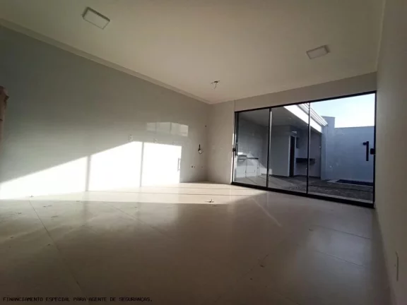 Imagem Casa para Venda em Maringá, Parque Avenida, 2 dormitórios, 1 suíte, 2 banheiros, 1 vaga