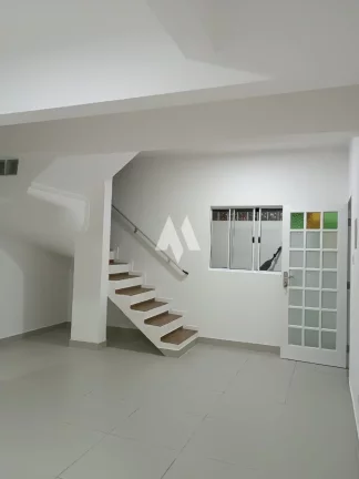 Imagem Sobrado com 3 Quartos e 2 banheiros à Venda, 98 m² por R$ 660.000