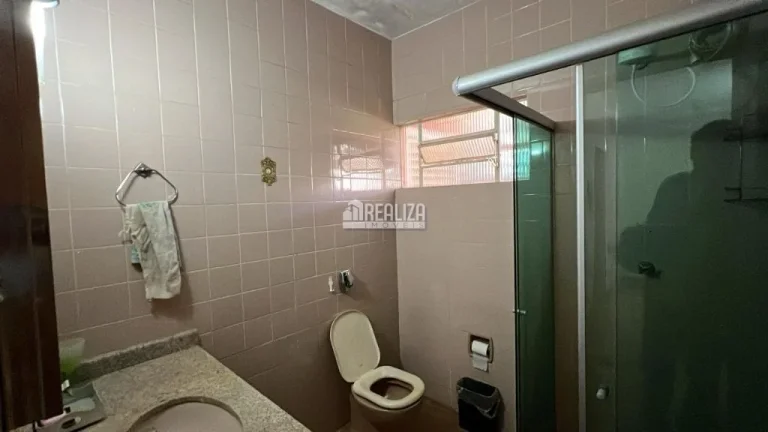 Imagem Casa ampla de 2 andares, próxima à Avenida Guilherme Ferreira, com 3 quartos incluindo 1 suíte