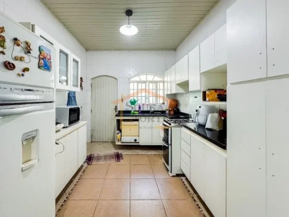 Imagem Casa com 330m² de área construída e terreno de 1.050m². Possui 4 dormitórios, sendo 2 suítes, ...