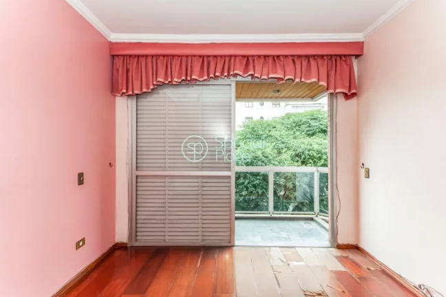 Imagem Apto rico em iluminação natural e repleto de janelas grandes. Vista eterna e para as arvores e o m...