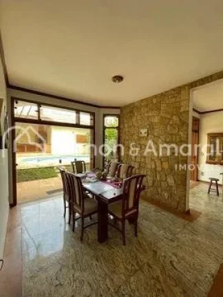 Imagem Linda casa à venda em condomínio fechado. Casa assobradada com hall de entrada, três salas grande...