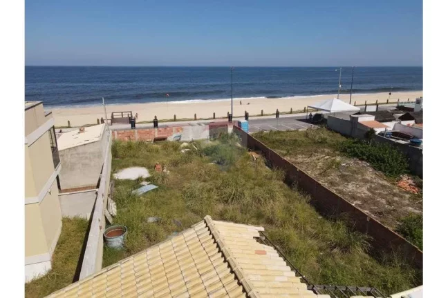 Imagem Terreno plano e murado de frente para o mar na barra de Maricá.