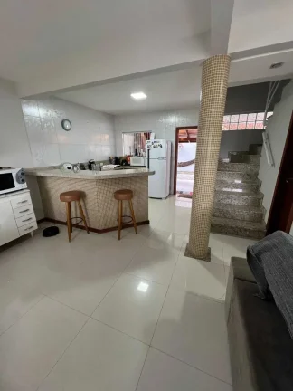 Imagem Sobrado com 2 quartos e 2 vagas de garagem na Praia de Taquaras em Balneário Camboriú