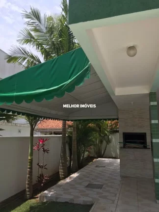 Imagem Casa mobiliada, decorada à venda com 06 suítes, piscina localizada na Quadra Mar na Praia do Estaleiro em Balneário Camboriú.