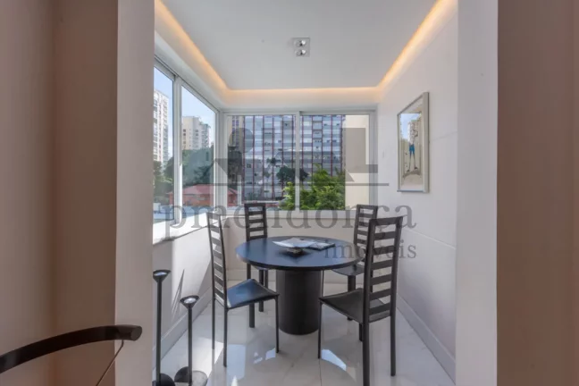 Imagem Apartamento reformado em edifício clássico da Av Angélica, ao lado da Praça Buenos Aires.