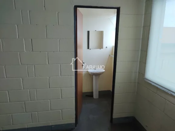 Imagem Com um amplo espaço interno, barracão oferece inúmeras possibilidades de layout e adaptação, permitindo a personalização de acordo c/ as necessidades