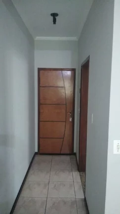 Imagem Apartamento amplo com sala dois ambientes, cozinha com armários, banheiro com box e gabinete, 3 qua...