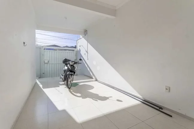 Imagem Casa com 3 suítes e 2 vagas de garagem no Centro de Balneário Camboriú.