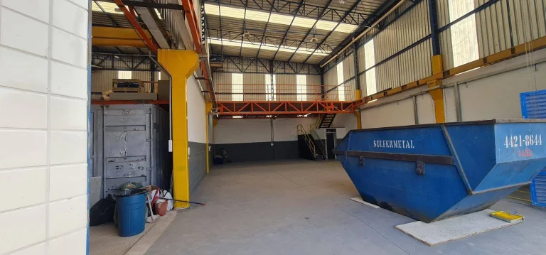 Imagem Galpão para Alugar com 240m², 2 vagas na Vila Homero Thon - Santo André