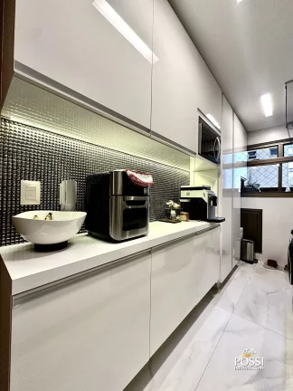 Imagem Apartamento reformado, 75m², 2 quartos, 2 vagas, na segunda quadra do mar da Praia de Itapoã