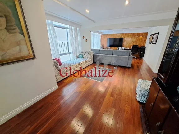 Imagem Apartamento à venda com 345m², 3 dormitórios, 2 suítes, closet, 2 vagas, dependência, quadra da praia por R$ 1.600.000,00 no Gonzaga em Santos