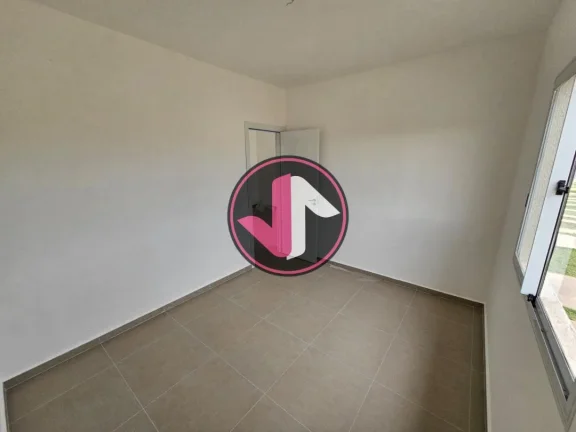 Imagem A casa dos seus sonhos está à venda em Várzea Grande, no bairro Petrópolis. Localizada no condom...
