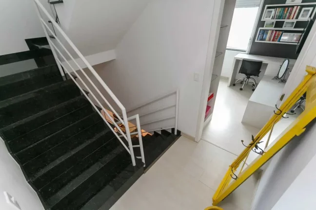 Imagem Sobrado mobiliado com 3 dormitórios sendo 1 suíte e 2 vagas de garagem em Santa Felicidade