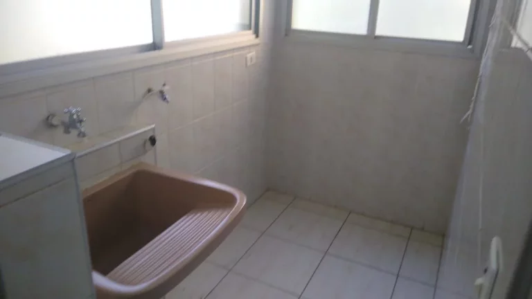 Imagem Apartamento amplo com sala dois ambientes, cozinha com armários, banheiro com box e gabinete, 3 qua...