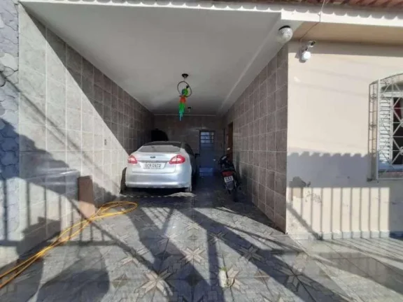 Imagem Charmosa casa de dois andares com câmera de segurança e seis dormitórios em bairro tranquilo de Barbacena/MG