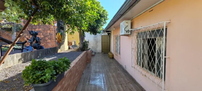 Imagem Casa à venda em Cascavel, Santa Cruz - Portão eletrônico, Quintal, Rua Asfaltada