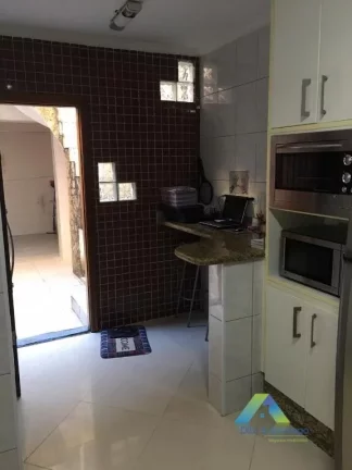 Imagem Lindo sobrado com acabamento moderno, 3 dormitórios, 2 vagas, edicula com localização privilegiada fácil acesso a comércios e principais avenidas.