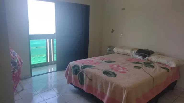Imagem ???? "Você sabia que existe um condomínio PÉ NA AREIA com salão de festas e elevador em Praia Grande?"