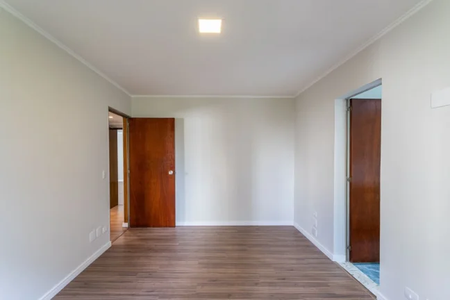 Imagem Apartamento 137M² Reformado, 3Q, 1 Suíte, 2 Banheiros, 1 Vaga, Sol da Manhã, Banheira, Academia, Salão de Festas, Área Verde, Armários.