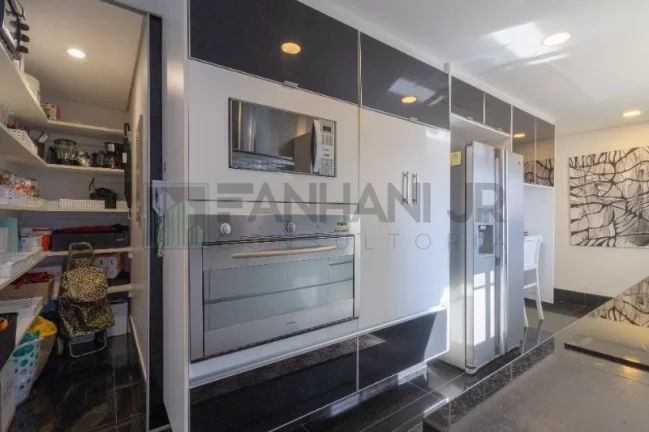 Imagem Venha morar no incrível Jardim Paulista! Oferecemos um apartamento dos sonhos, com 198m² de puro conforto e elegância. Com 3 suítes e 4 vagas, esse im