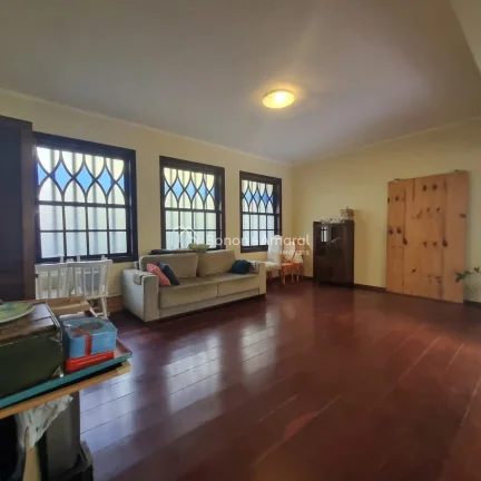 Imagem Encantadora casa em estilo colonial, do tipo sobrado, que une conforto, espaço e charme em cada det...