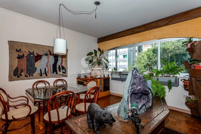Imagem Belíssimo apartamento em edifício histórico na rua mais charmosa e arborizada de Higienópolis. A...