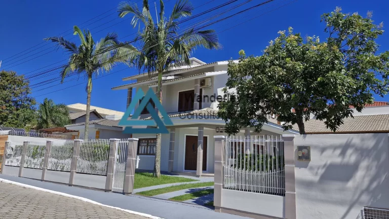 Imagem Belíssima casa com piscina nos Ingleses
