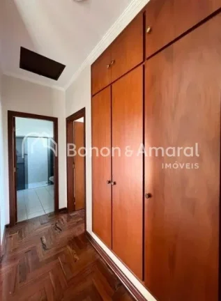 Imagem A casa possui um amplo espaço interno, com 3 quartos, sendo uma suíte com varanda, todos equipados...