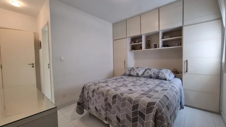 Imagem PITANGUEIRAS- CALÇADÃO TOTALMENTE REFORMADO E DECORADO , GARAGEM NO PRÉDIO.